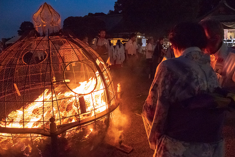 次々に短冊が投じられ、30万人の願いが大きな炎を作り出した