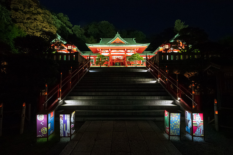 「足利銘仙」の柄をあしらった行燈や竹灯籠が境内を彩る