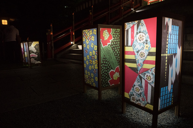 「足利銘仙」の柄をあしらった行燈や竹灯籠が境内を彩る