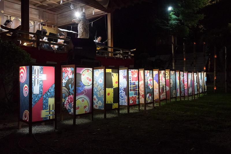 「足利銘仙」の柄をあしらった行燈や竹灯籠が境内を彩る