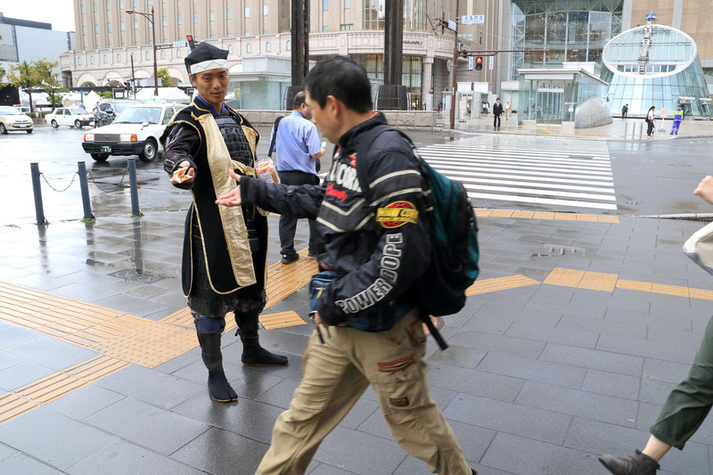 一人一人に時代劇風の口調で「名古屋の味噌カツはいかがじゃ？」と味噌カツを渡し、セントレア道民割と名古屋観光をPRする徳川家康と哉太郎
