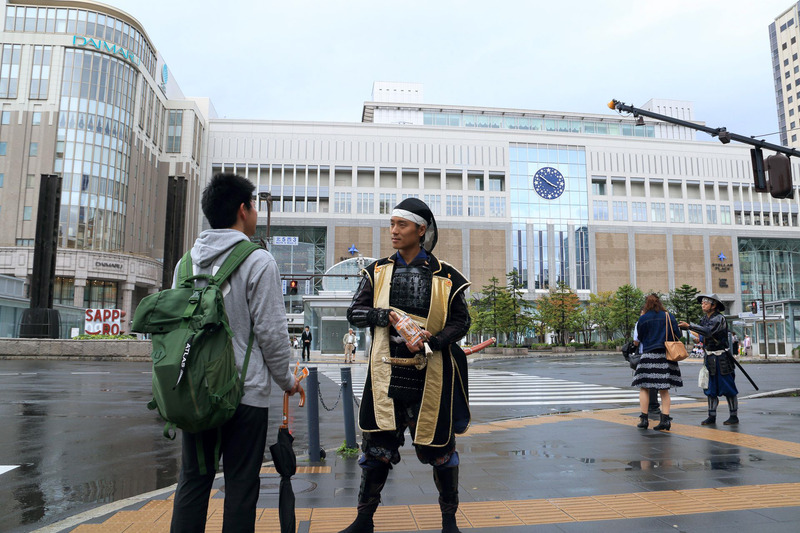 一人一人に時代劇風の口調で「名古屋の味噌カツはいかがじゃ？」と味噌カツを渡し、セントレア道民割と名古屋観光をPRする徳川家康と哉太郎