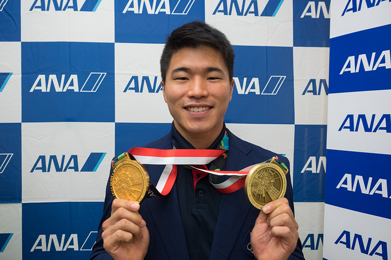 200mの金メダルと4×400mリレーの銅メダルを手にする小池祐貴選手