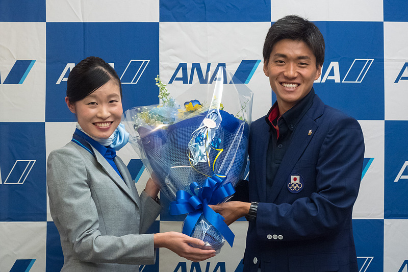 両選手に花束が贈られた