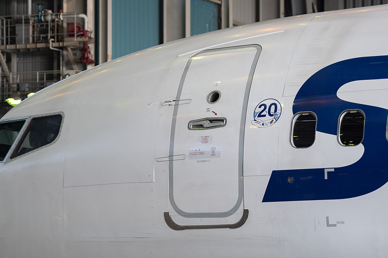 星空ジェット（登録記号：JA73NQ）に貼られたドア脇のロゴマーク