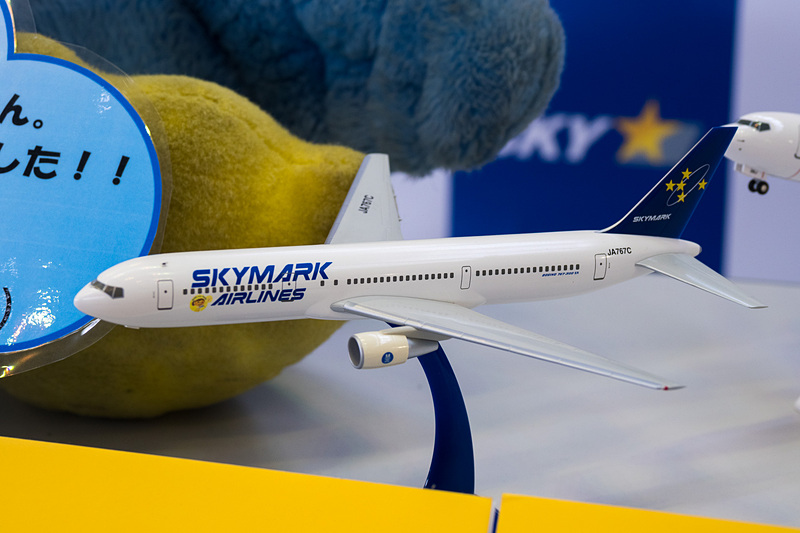 会場に飾られたモデルプレーン。こちらは就航時のペイントが施されたボーイング 767型機のもの