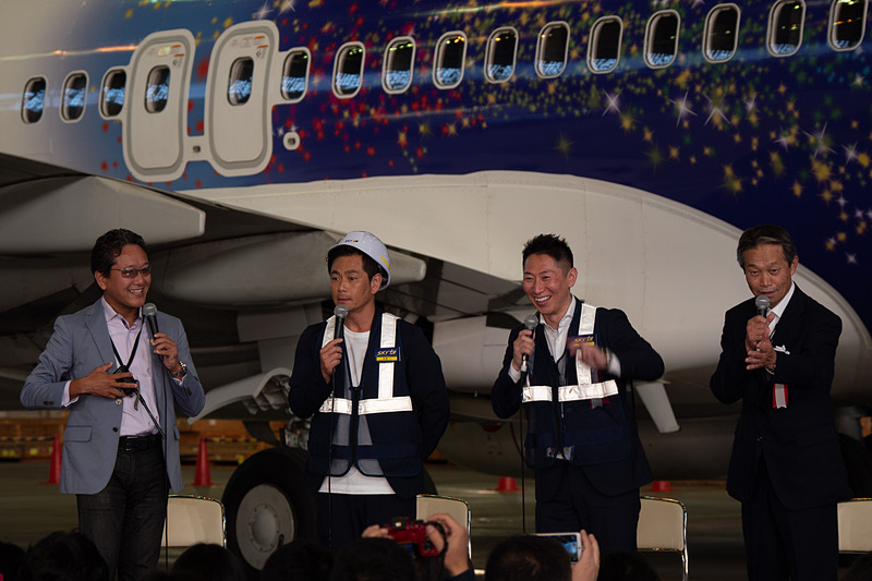 左からチャーリィ古庄氏、ココリコの遠藤章造さん、スカイマーク財務経理部担当 執行役員 田上馨氏、スカイマーク 運航本部担当 執行役員 小田美喜雄氏