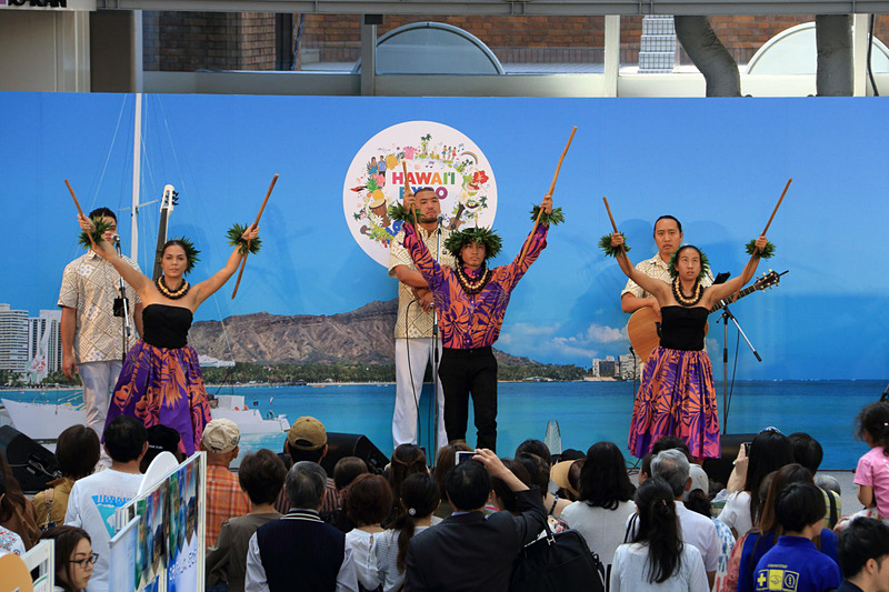 スリーピースバンド「Ei Nei（エイ・ネイ）」の演奏に合わせて本場のフラショーが披露された