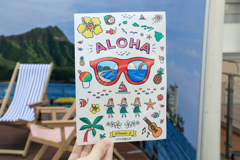 「フォトスポット」では「＃HawaiiExpo札幌」のハッシュタグをつけてSNSに投稿してスタッフに見せると、オリジナルステッカーがもらえた