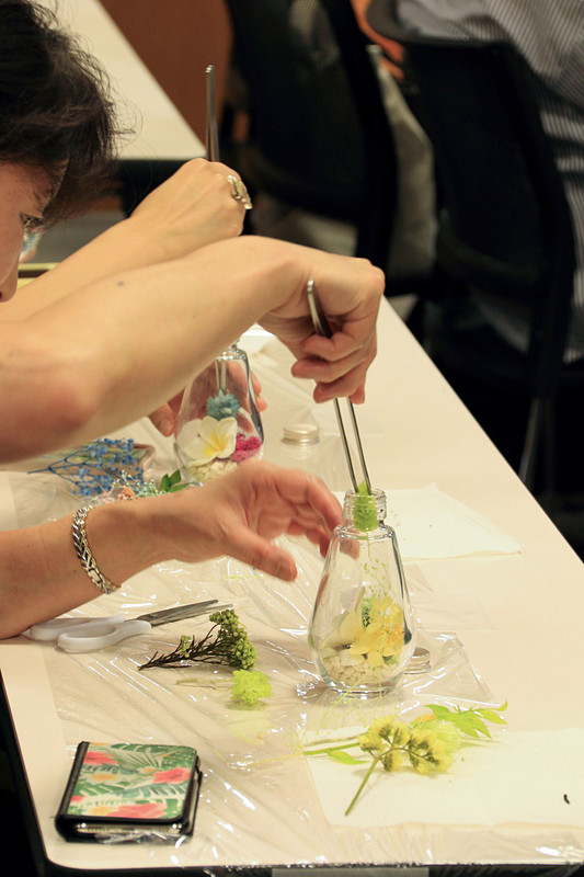 プルメリアのプリザーブドフラワーを使い、貝殻などでアレンジできるハーバリウムワークショップ