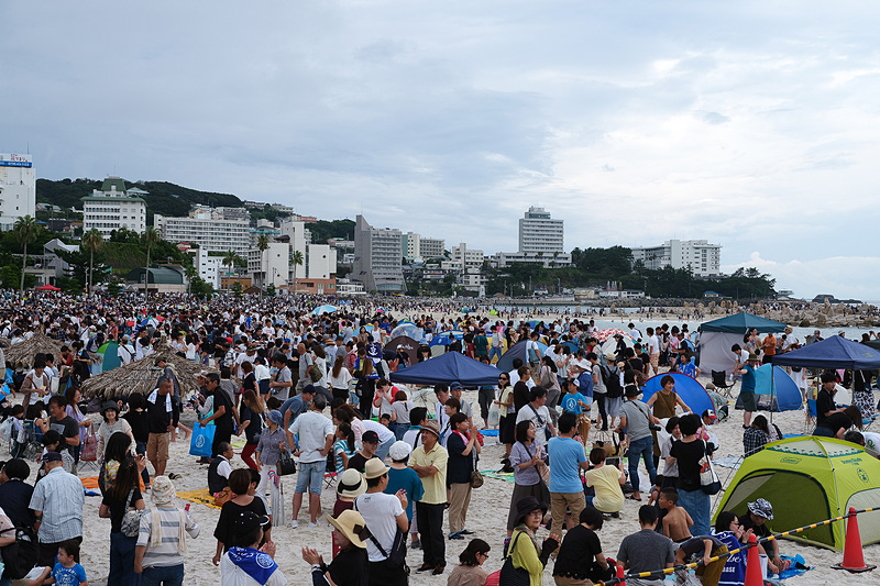 渋滞で到着できなかった和歌山県知事の仁坂吉伸氏に代わり、白浜町長の井澗誠氏が開会のあいさつ。海水浴客以外で白良浜にこれだけの人が集まるのはやはりめずらしいとのこと