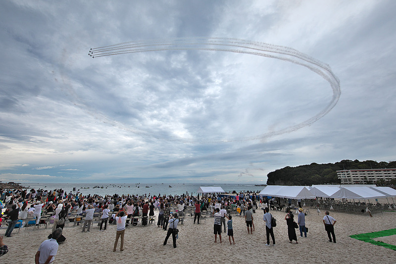 ブルーインパルスは6機編成で航空自衛隊 浜松基地より飛来。水平飛行のみで派手な曲技はなかったものの、「さくら」や「キューピット」など6種目を披露
