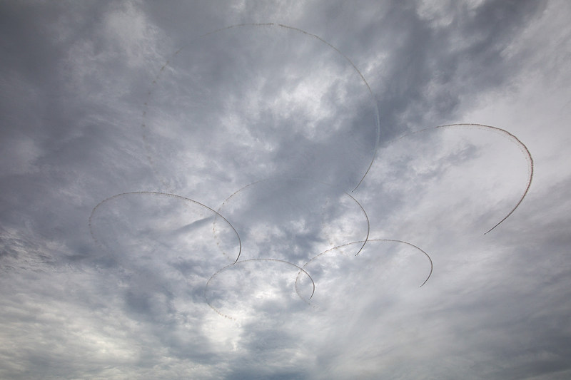 ブルーインパルスは6機編成で航空自衛隊 浜松基地より飛来。水平飛行のみで派手な曲技はなかったものの、「さくら」や「キューピット」など6種目を披露