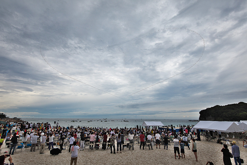 ブルーインパルスは6機編成で航空自衛隊 浜松基地より飛来。水平飛行のみで派手な曲技はなかったものの、「さくら」や「キューピット」など6種目を披露