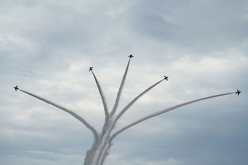 ブルーインパルスは6機編成で航空自衛隊 浜松基地より飛来。水平飛行のみで派手な曲技はなかったものの、「さくら」や「キューピット」など6種目を披露