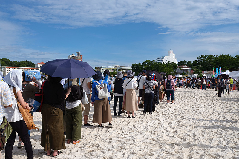 ブルーインパルスパイロットによるサイン会やパンフレットの配布なども行なわれた