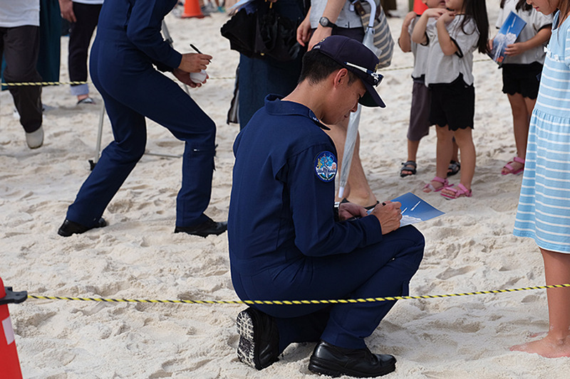 ブルーインパルスパイロットによるサイン会やパンフレットの配布なども行なわれた