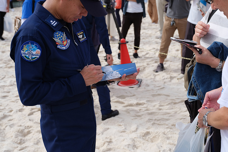 ブルーインパルスパイロットによるサイン会やパンフレットの配布なども行なわれた