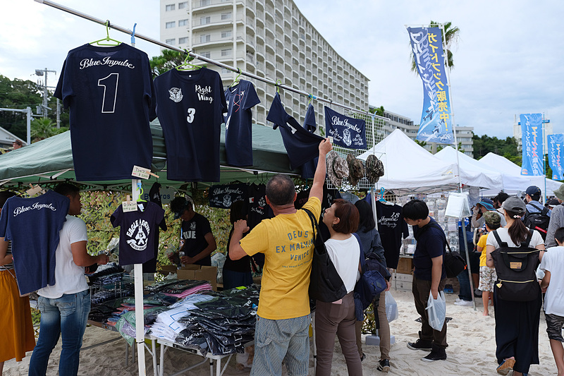 ブルーインパルスパイロットによるサイン会やパンフレットの配布なども行なわれた