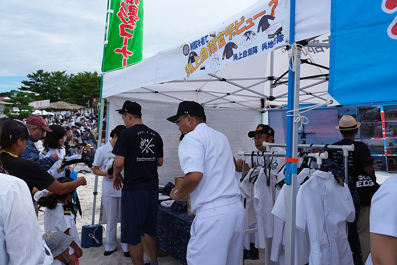 ブルーインパルスパイロットによるサイン会やパンフレットの配布なども行なわれた