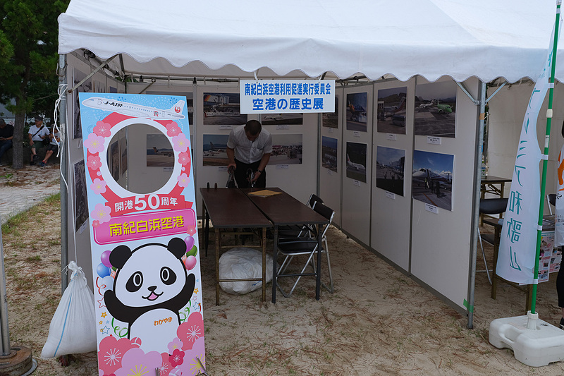ブルーインパルスパイロットによるサイン会やパンフレットの配布なども行なわれた
