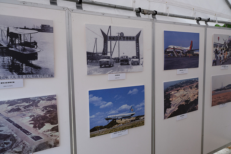 ブルーインパルスパイロットによるサイン会やパンフレットの配布なども行なわれた