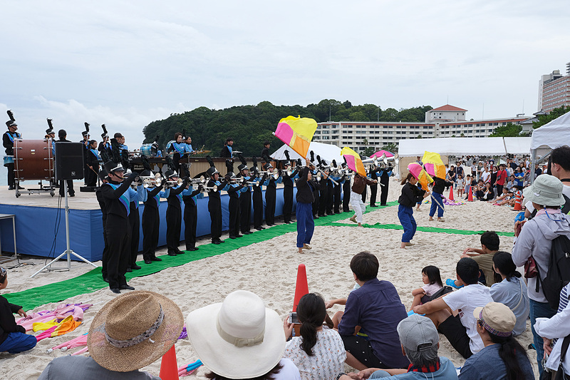 開会セレモニー後のステージでは、「南紀チアーエンジェルス」によるチアリーディングや「Starfish Band Activities」によるマーチングバンドなどで盛り上がった