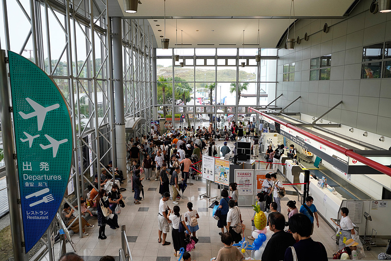 空港では管制塔前のエリアにアドベンチャーワールドや自衛隊のブースが並び、空港ビル内ではフラダンスや、JAL主催の航空教室（事前申し込みが必要）などが開催