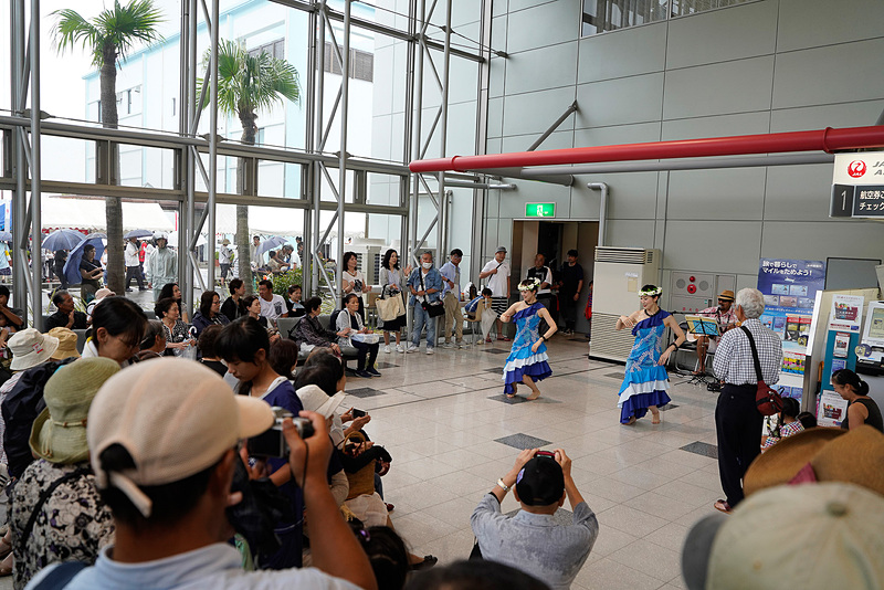 空港では管制塔前のエリアにアドベンチャーワールドや自衛隊のブースが並び、空港ビル内ではフラダンスや、JAL主催の航空教室（事前申し込みが必要）などが開催