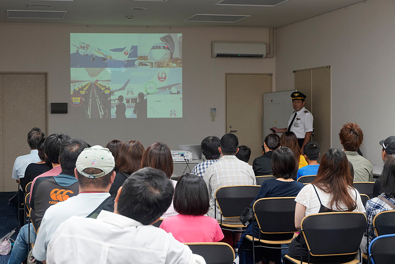 空港では管制塔前のエリアにアドベンチャーワールドや自衛隊のブースが並び、空港ビル内ではフラダンスや、JAL主催の航空教室（事前申し込みが必要）などが開催