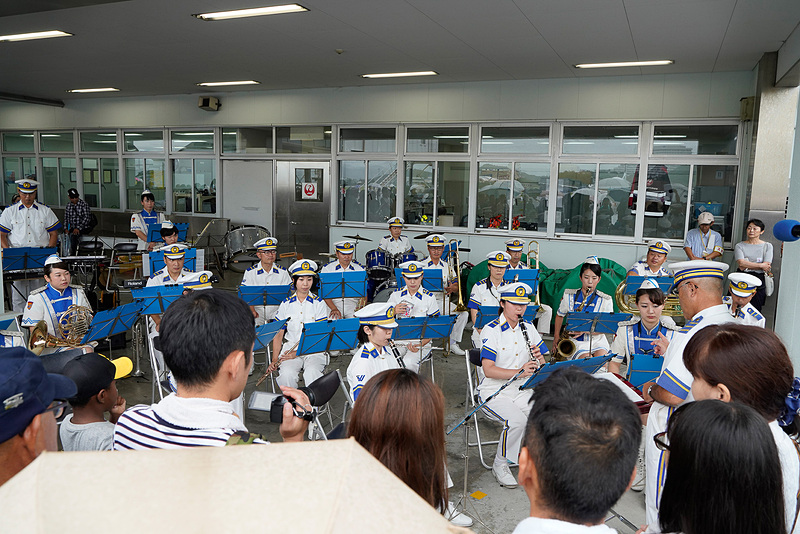 本来は屋根のないエプロン上にステージが設けられる予定であったが、雨のため空港建屋の1階にステージが設けられた。県警音楽隊のコンサートなどのほか、特別ゲストとして新根室プロレス所属のプロレスラー「アンドレザ・ジャイアントパンダ」と、和歌山観光PRシンボルキャラクター「わかぱん」も登場