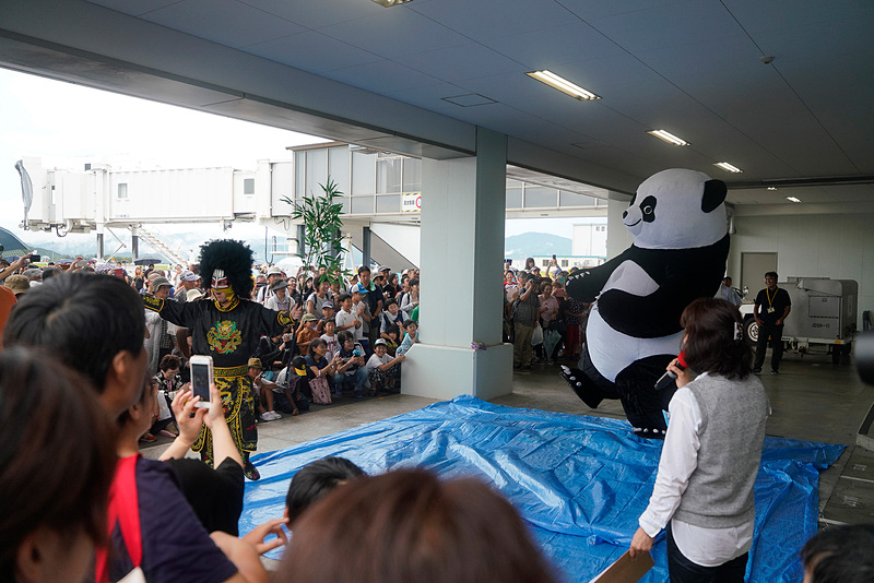 本来は屋根のないエプロン上にステージが設けられる予定であったが、雨のため空港建屋の1階にステージが設けられた。県警音楽隊のコンサートなどのほか、特別ゲストとして新根室プロレス所属のプロレスラー「アンドレザ・ジャイアントパンダ」と、和歌山観光PRシンボルキャラクター「わかぱん」も登場