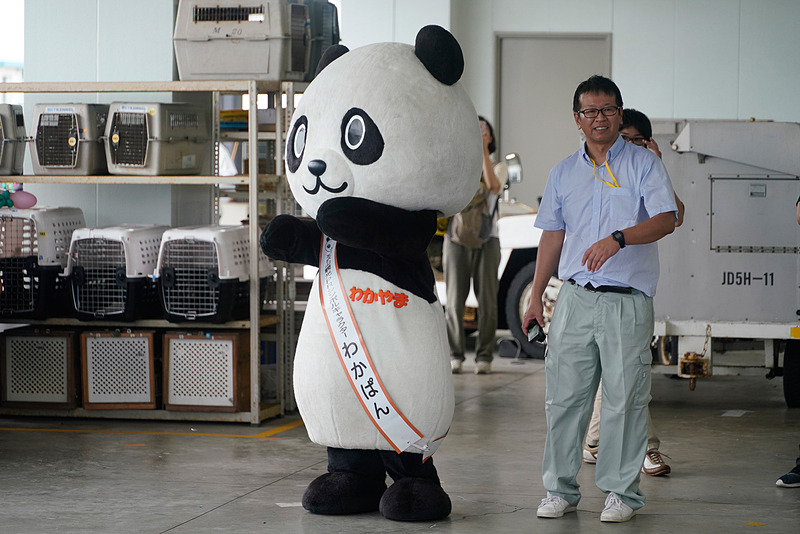 本来は屋根のないエプロン上にステージが設けられる予定であったが、雨のため空港建屋の1階にステージが設けられた。県警音楽隊のコンサートなどのほか、特別ゲストとして新根室プロレス所属のプロレスラー「アンドレザ・ジャイアントパンダ」と、和歌山観光PRシンボルキャラクター「わかぱん」も登場