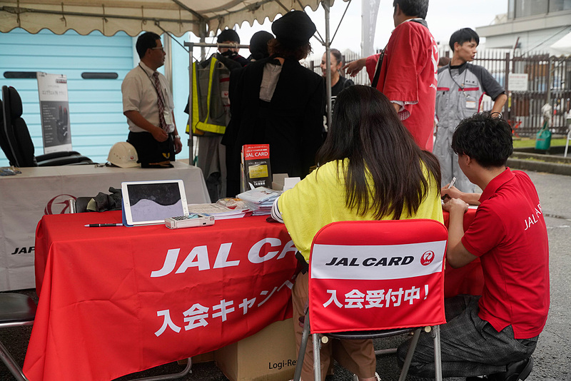 JALカードの申し込みも行なわれており、その場で入会した人には、ハンカチやクリアファイルなどのグッズをプレゼントしていた