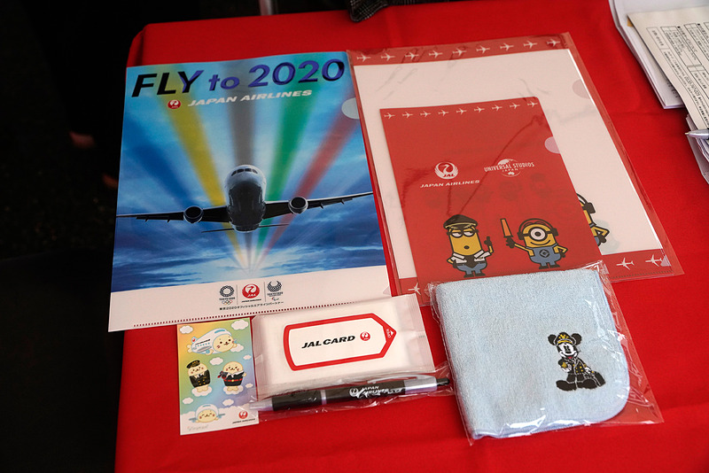 JALカードの申し込みも行なわれており、その場で入会した人には、ハンカチやクリアファイルなどのグッズをプレゼントしていた