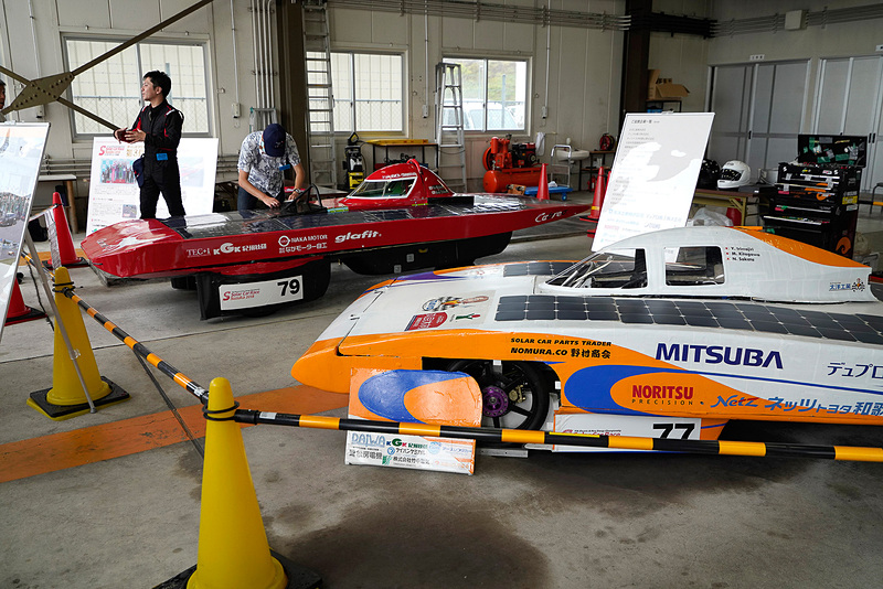 走行音も静かなソーラーカーだが最高時速は150㎞にも達するという