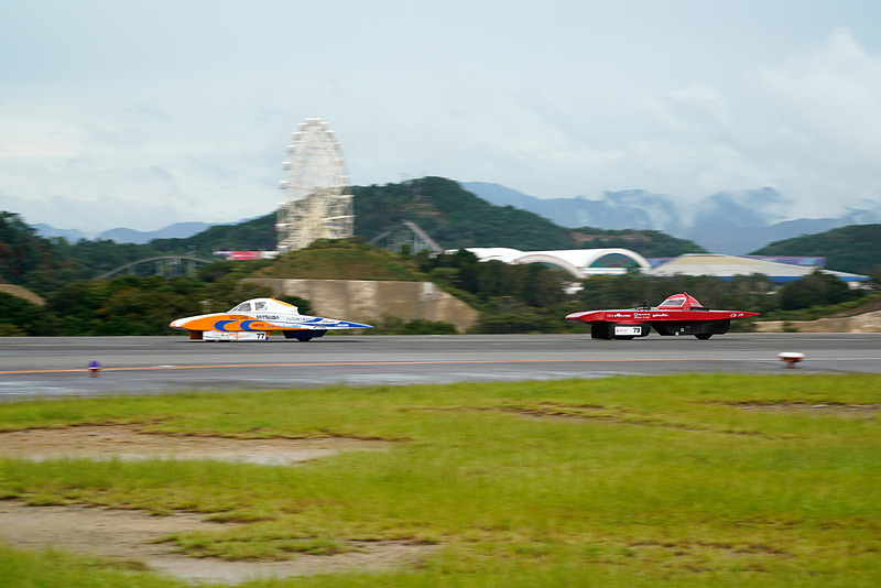 走行音も静かなソーラーカーだが最高時速は150㎞にも達するという