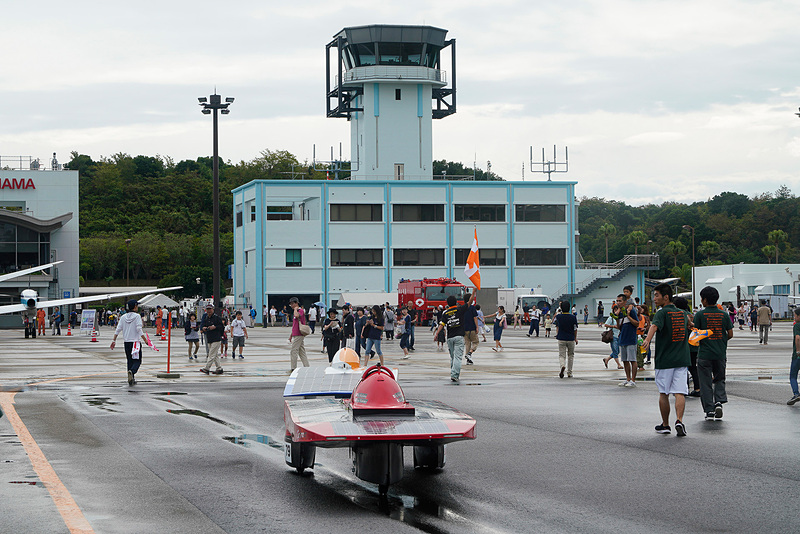 走行音も静かなソーラーカーだが最高時速は150㎞にも達するという
