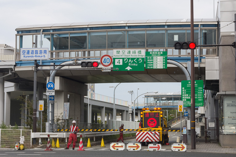 下り線の泉佐野側入り口は通行止め措置が続いている