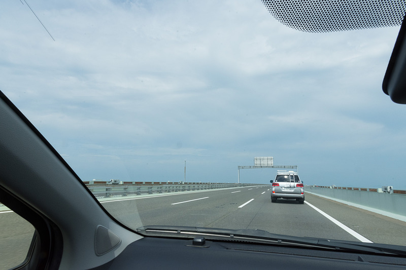 関空方面への移動。パトカーまたはNEXCO西日本の車両が先導し、一定台数の車両ごとに時間を区切って相互通行している