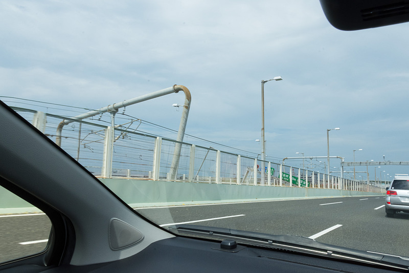 タンカー船が衝突した場所では、道路の看板が鉄道の線路に落下。これが鉄道不通の大きな原因となっている