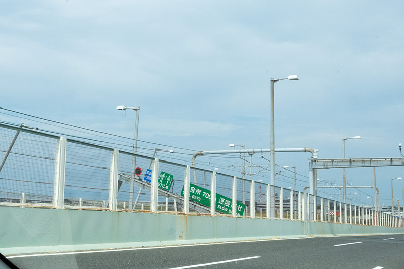 タンカー船が衝突した場所では、道路の看板が鉄道の線路に落下。これが鉄道不通の大きな原因となっている