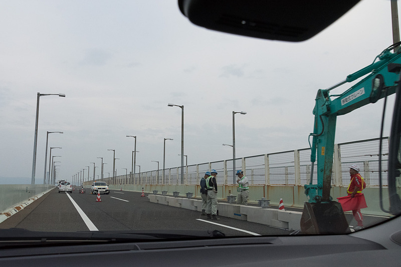 9月6日17時ごろの様子。中央分離帯と思われるブロックを配置する工事が進められていた