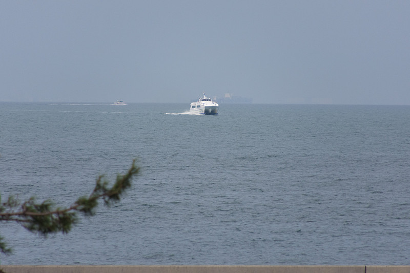 関空沖を航行するベイシャトル