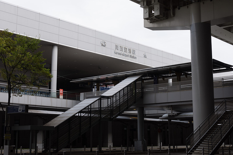 関西空港駅。停電が発生しており窓口もすべて閉鎖されている