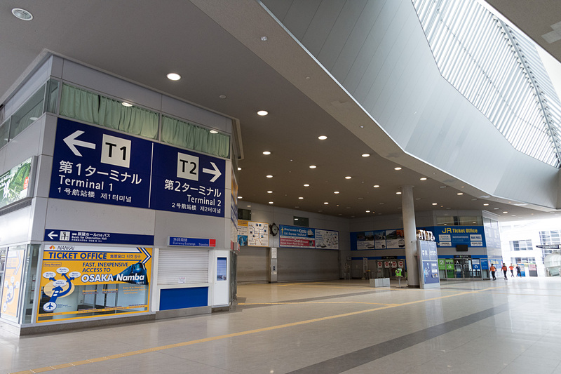 関西空港駅。停電が発生しており窓口もすべて閉鎖されている