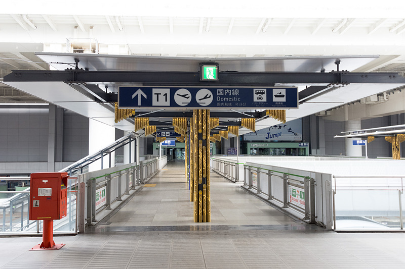 関西空港駅周辺のコンコース。人は少ないが、空港内ホテルへの宿泊者もいるとのことで、スーツケースを持って歩く外国人の姿も見られた
