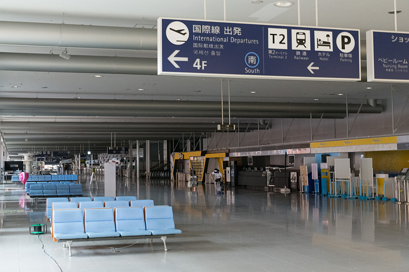 広範囲で停電している第1ターミナル内。国内線ロビーでは南寄りのJAL（日本航空）とジェットスター・ジャパンの利用エリアや、最北部のローソンのみ照明が点灯していた。なお、国際線で利用されているシャトルは異常がないことが確認されている