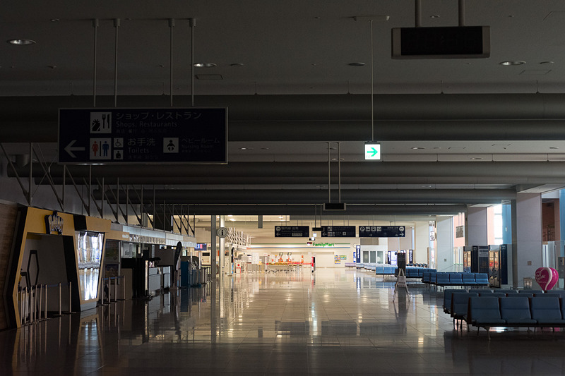 広範囲で停電している第1ターミナル内。国内線ロビーでは南寄りのJAL（日本航空）とジェットスター・ジャパンの利用エリアや、最北部のローソンのみ照明が点灯していた。なお、国際線で利用されているシャトルは異常がないことが確認されている