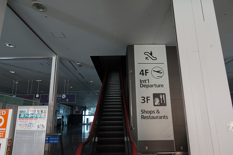 広範囲で停電している第1ターミナル内。国内線ロビーでは南寄りのJAL（日本航空）とジェットスター・ジャパンの利用エリアや、最北部のローソンのみ照明が点灯していた。なお、国際線で利用されているシャトルは異常がないことが確認されている